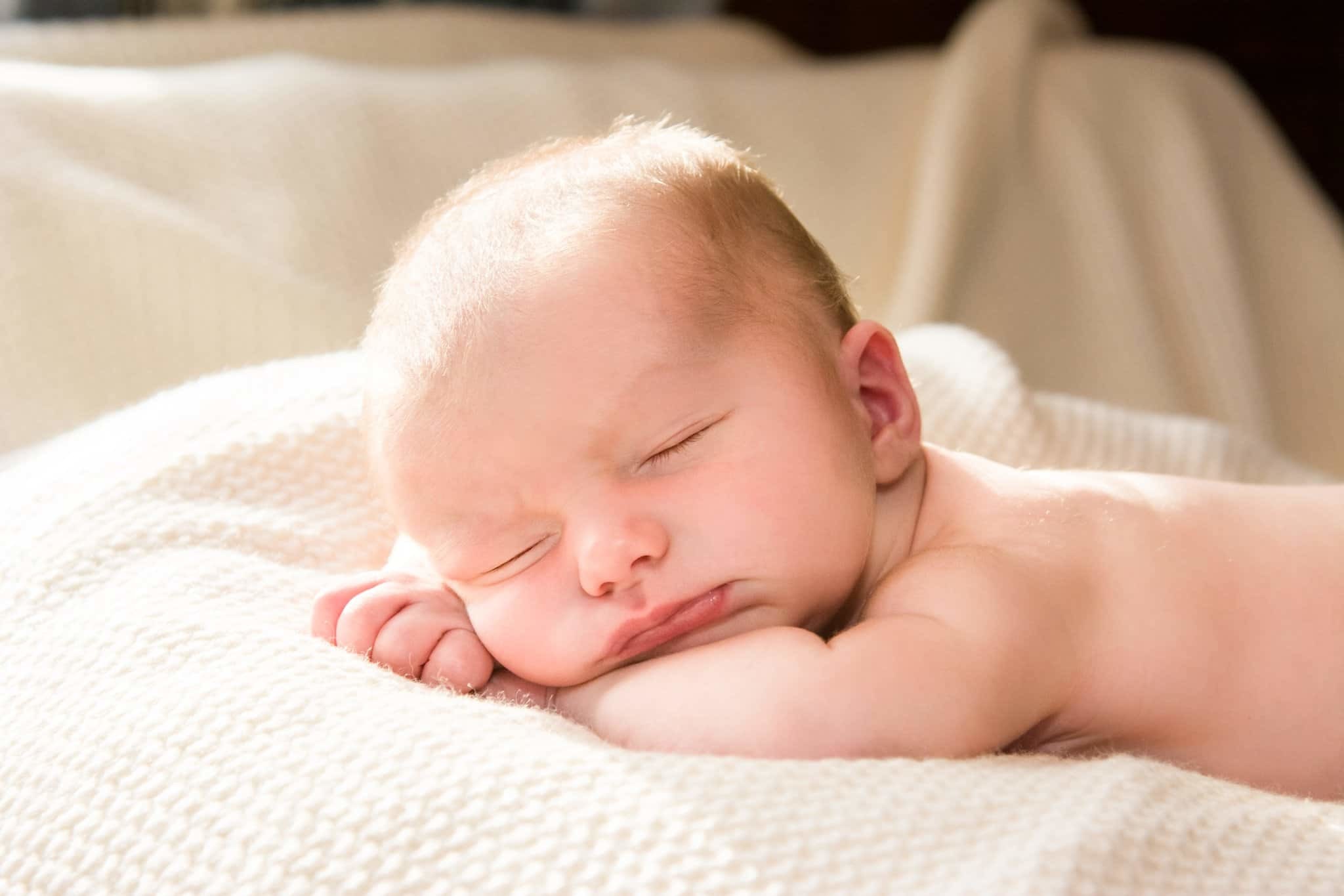 Сильно потеет голова во сне у ребенка. Спящий ребенок. Младенец агукает. Потоотделение у детей раннего возраста.